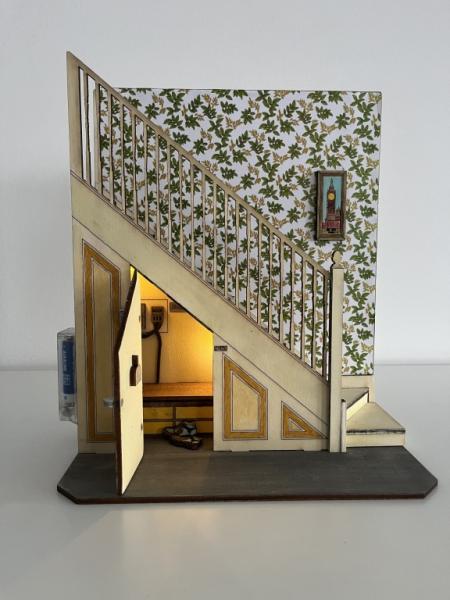 HP -Schrank unter der Treppe (the cupboard under the stairs) - Book Nook - Frontansicht